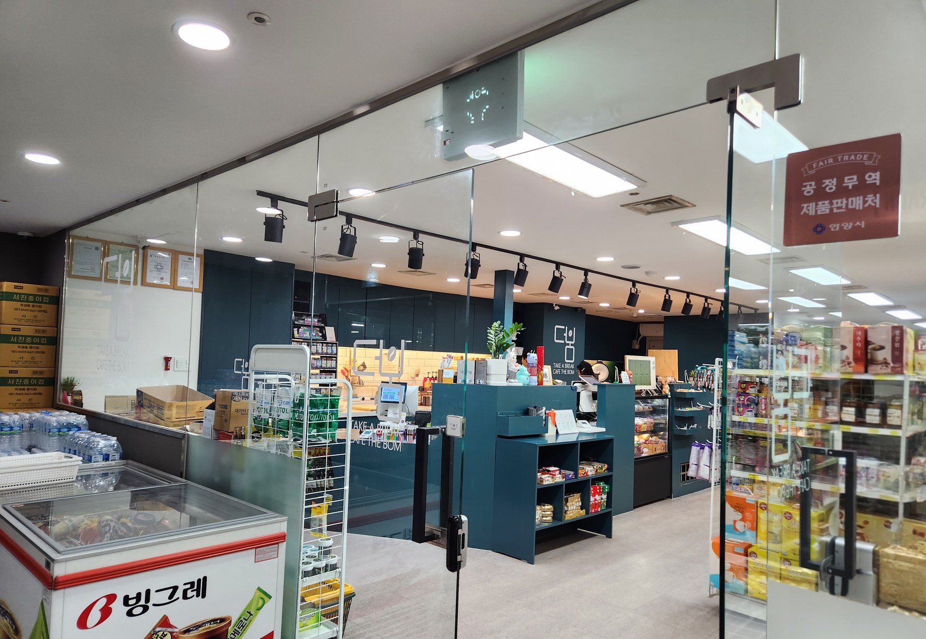 구내매점 계산대와 상품 진열대